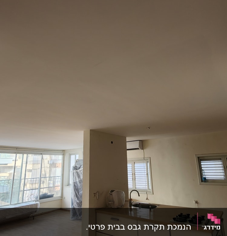 תקרת גבס חלקה עם חוטי חשמל חשופים